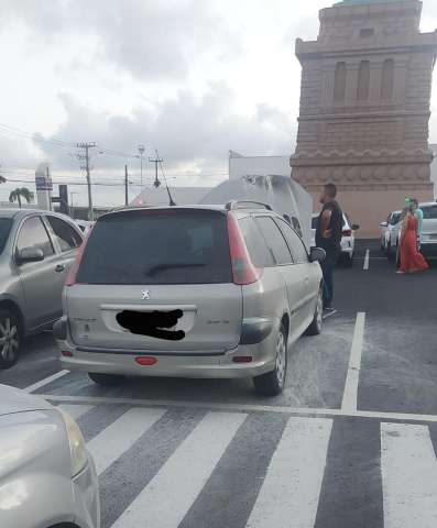 Natal: Carro pega fogo no estacionamento da Havan
