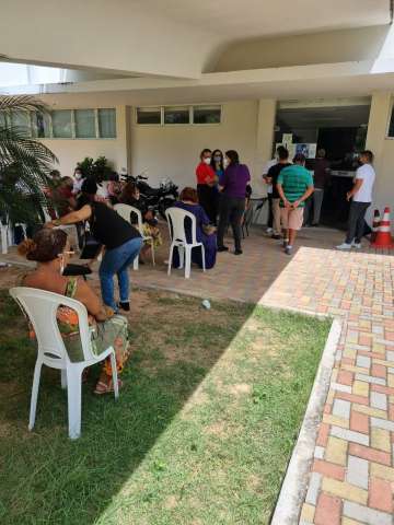 Professores lotam Secretaria Estadual de Administração para reclamar de erros e descontos nos contracheques