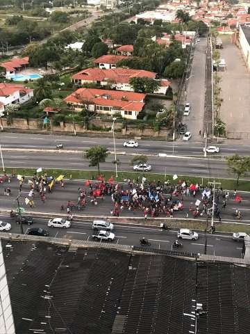 [VÍDEO] Protesto com jeito de baderna tumultua a Avenida Salgado Filho