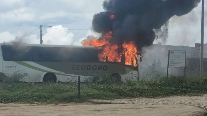 Mais um: Bandidos incendeiam ônibus em Areia Branca