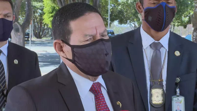 Mourão retorna ao trabalho e afirma que tomará vacina contra Covid-19 aprovada pela Anvisa