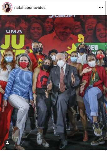 Lula faz gesto estranho e levanta a patinha