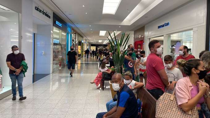 Fila de 3 horas para vacinar