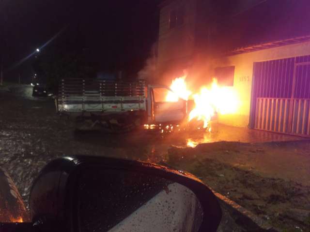 Mais ataques: Bandidos incendeiam caminhão em Parnamirim