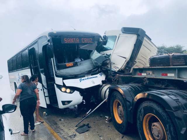 Motorista envolvido em acidente na reta Tabajara fica preso às ferragens; Há oito feridos