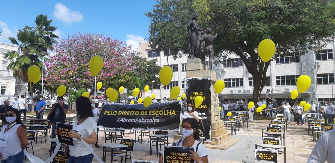 Pais participam de manifestação e pedem retorno das aulas