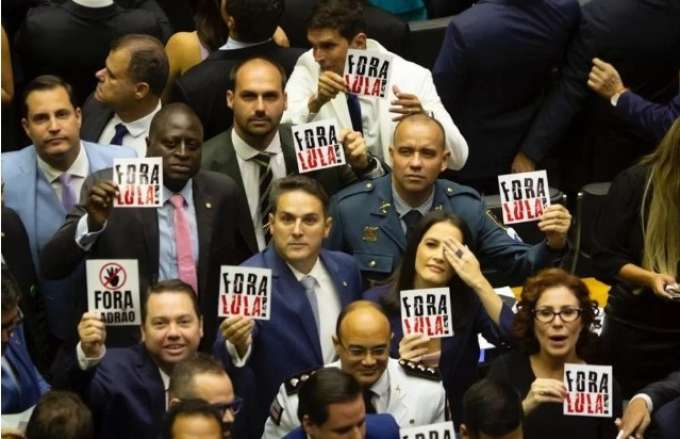 Deputados protestam contra Lula durante posse na Câmara: “Fora ladrão”