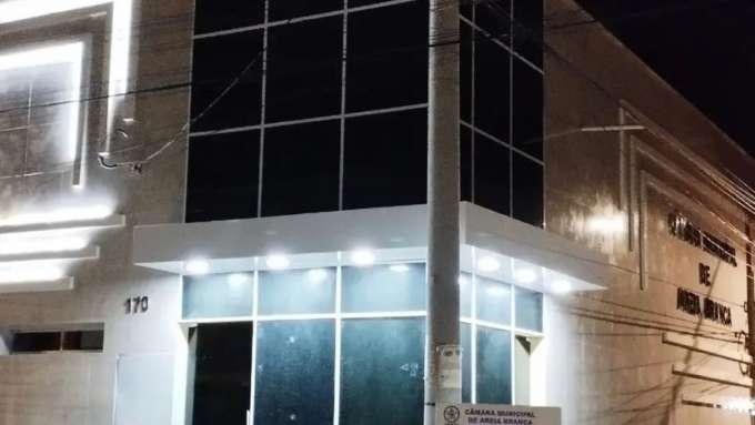 Câmara Municipal de Areia Branca é atacada a tiros na madrugada