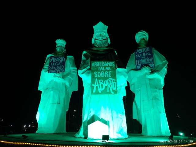 Outdoor pichado e cartazes nos Reis Magos em protesto pró-aborto