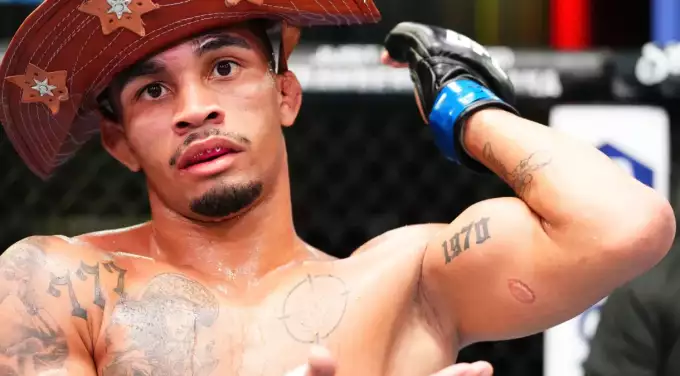 Brasileiro é demitido do UFC após morder compatriota, que faz tatuagem da lesão