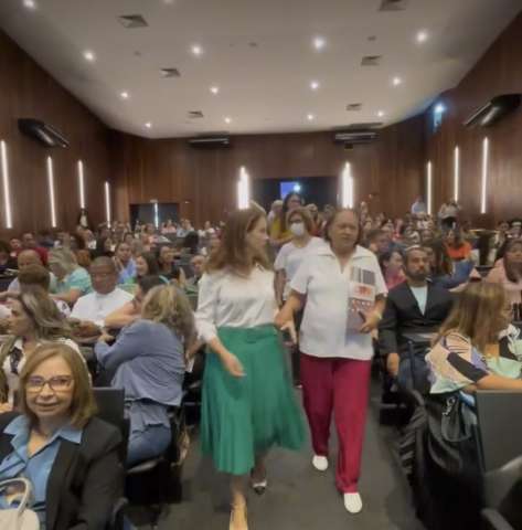 Com duodécimo em atraso, Fátima Bezerra entra em auditório de mãos dadas com Procuradora Geral de Justiça