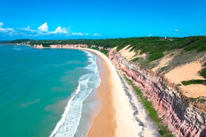 Baia dos Golfinhos é a 3ª praia mais votada na América do Sul 