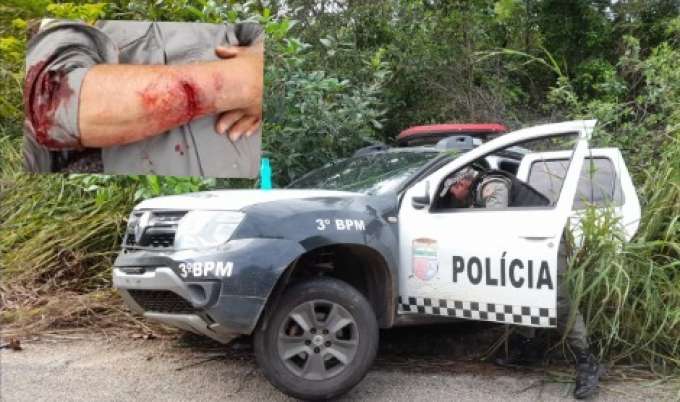 Viatura sucateada da PM se envolve em acidente