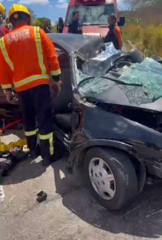 Colisão entre carro e caminhão mata duas pessoas na BR-304
