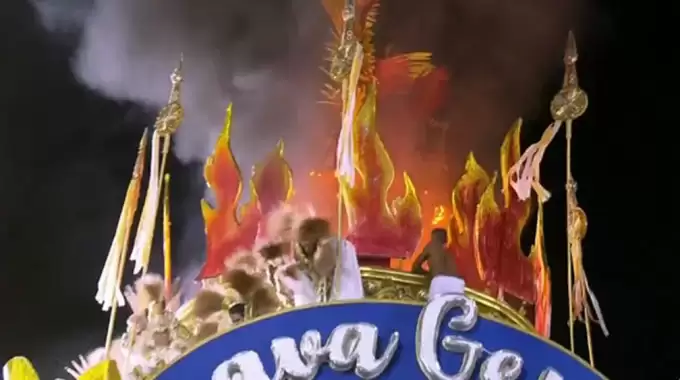 Carro alegórico da Beija-Flor pega fogo
