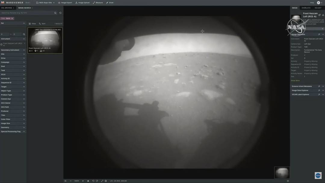 Robô da Nasa pousa em Marte em busca de água; Veja a primeira imagem enviada por ele 