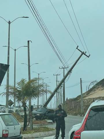 [VÍDEO] Carro colide em poste na Via Costeira e interdita trânsito