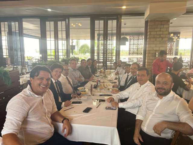 Juntos e misturados: Robinson e Carlos Eduardo fazem as pazes