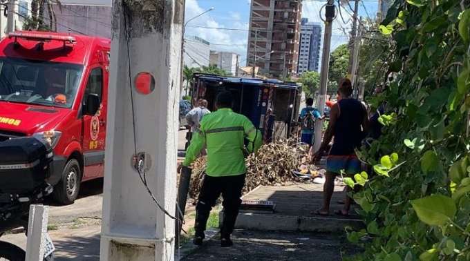 Caminhão de lixo desce ladeira de Mãe Luiza e tomba no meio da rua