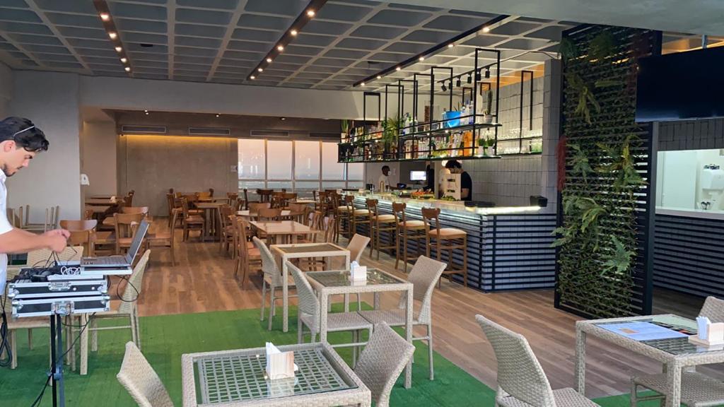 Para a gente morrer de inveja: Bar mais alto do Nordeste abriu as portas nesta semana