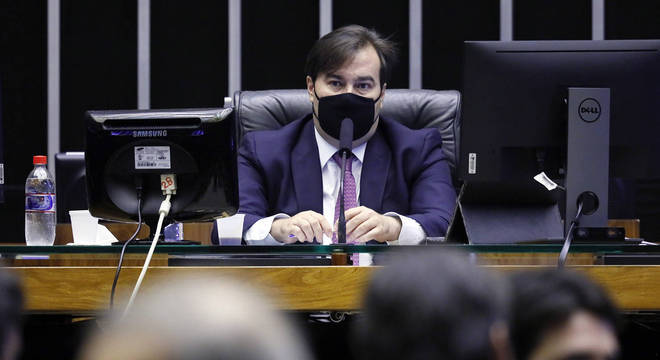 Rodrigo Maia deve engavetar projeto que limita juros de cartão e cheque