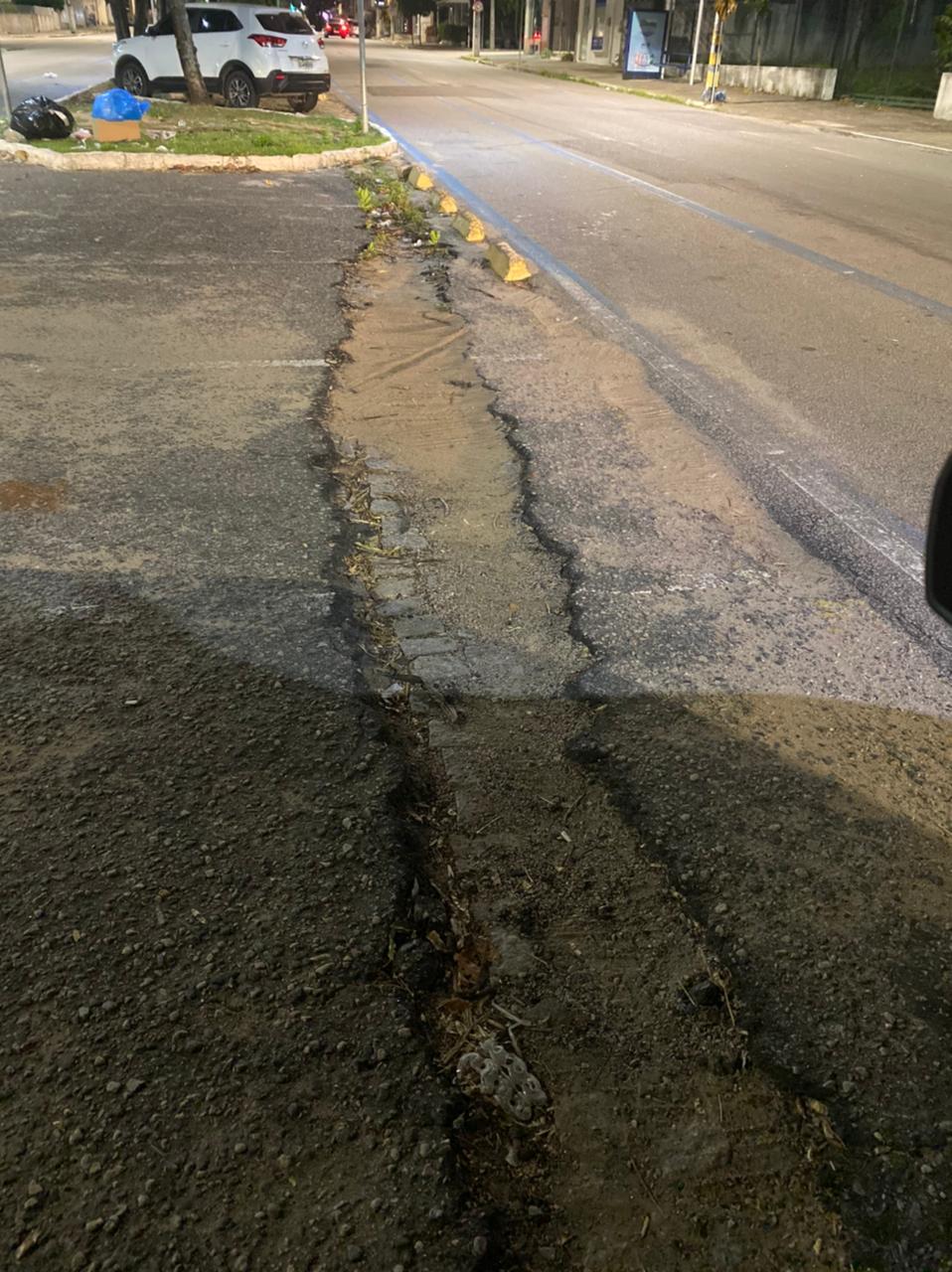 Resto de obra atrapalhando na Afonso Pena