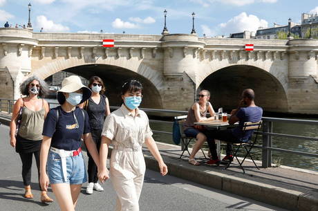 Paris tornará uso de máscara obrigatório a partir desta sexta