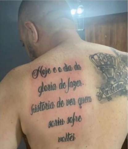 Torcedor tatua música e erros de português viralizam