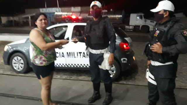PMs devolvem dinheiro que havia sido perdido por mãe com filho internado em Assu