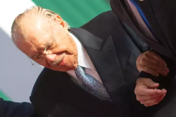 Ex-presidente José Sarney sofre queda em Brasília e tem fraturas