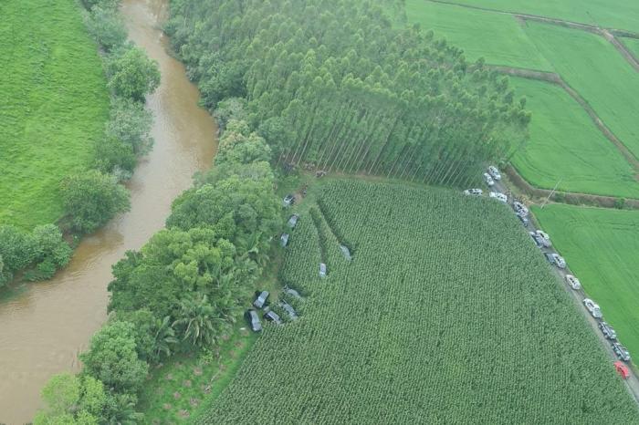 Imagens: Após assalto em Criciúma, criminosos abandonam carros em milharal