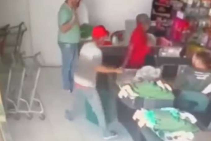 [VÍDEO] Bandidos armados com facões assaltam supermercado em Currais Novos