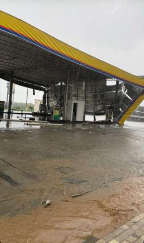 [VIDEO] Desastre: Cobertura do Posto Moinho desaba em Caicó