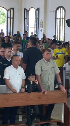 Criança fardada chama atenção de Jair Bolsonaro