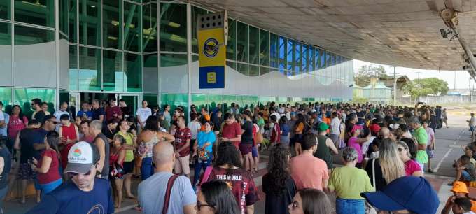 Fila grande para pegar óculos e ver o eclipse hoje