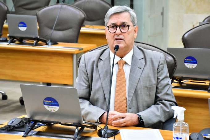 Tomba Farias pede que Fátima Bezerra saia do gabinete para “tapar” os 350 buracos da estrada dos destinos turísticos de Tibau do Sul/Pipa
